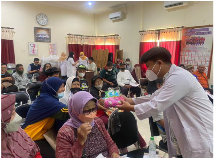 Pos Binaan Terpadu (POSBINDU) Penyuluhan Hipertensi, Kolaborasi Dokter Muda FK UNAIR dan Puskesmas Ngagel Rejo